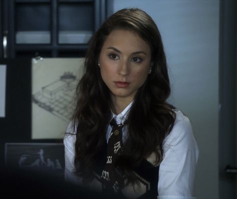 Troian bellisario as spencer hastings in season 1 episode 8 of pretty little liars Spencer Pll, Pretty Little Liars Spencer, Troian Bellisario, Spencer Hastings, Rory Gilmore, Messy Hairstyles, Pretty Little Liars, Mode Style, Season 1