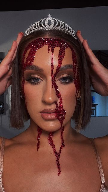 Carrie Prom Queen Costume, Halloween Prom Queen Makeup, Halloween Queen Makeup, Halloween Queen Costume, Trending Make Up Looks, Dead Prom Queen Makeup, Killer Prom Queen Costume, Maneater Costume, Blood Picture Ideas