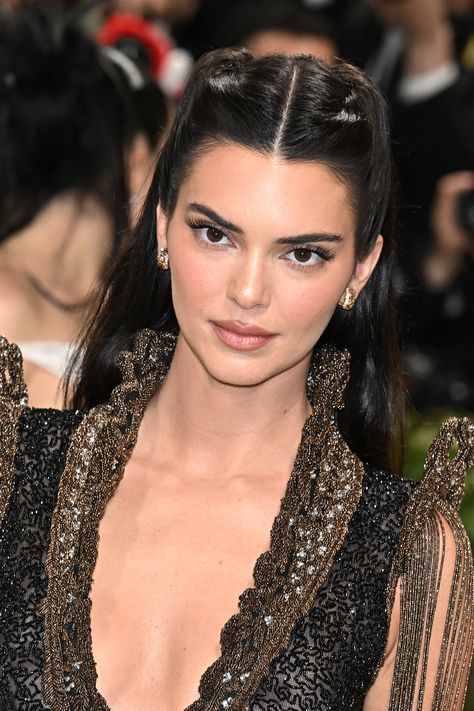 The 2024 Met Gala Celebrating "Sleeping Beauties: Reawakening Fashion" at The Metropolitan Museum of Art on May 06, 2024 in New York City. Kendall Jenner Met Gala Hair, Met Gala Hair, Reawakening Fashion, Kendall Jenner Met, Kendall Jenner Met Gala, Kendall Jenner Makeup, 2019 Makeup, Red Carpets, Kendall And Kylie Jenner