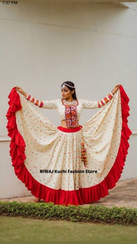 Navaratri Choli Design, Navratri Choli Designs, Dandiya Dress, Garba Dress, Umbrella Dress, Choli Dress, Navratri Dress, Indian Outfits Lehenga, Traditional Blouse Designs