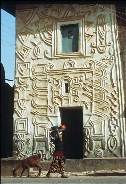 Nigerian-abstract-facade African Homes, Bruno Barbey, African Architecture, African House, Afrikaanse Kunst, Vernacular Architecture, Living Modern, Cultural Architecture, Out Of Africa