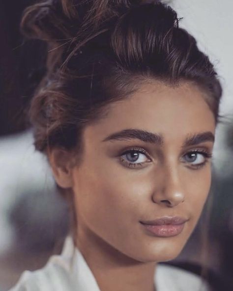 Taylor Hill Makeup, Bushy Eyebrows, Taylor Marie Hill, Make Up Videos, Victoria Secret Makeup, Thick Eyebrows, Vs Angels, Face Aesthetic, Taylor Hill