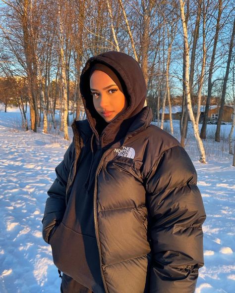 Northface Jacket Outfit, Winter Outfit Snow, Hijabi Winter Outfits, Hijab Hoodie, Modest Winter Outfits, Windbreaker Outfit, Drippy Fits, Winter Outfits Snow, The North Face Puffer