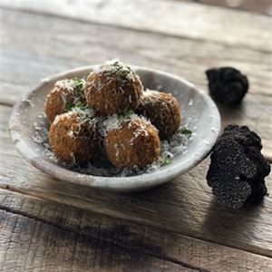 Truffle Arancini, Black Truffle Recipe, How To Make Risotto, Truffle Mushroom, Italian Dinner Party, Dish Ideas, Food Plan, Fine Dining Recipes, Wild Mushroom