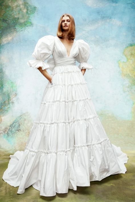 Viktor & Rolf Bridal Fall 2020 Collection - Vogue Viktor Rolf Bridal, Wedding Gown Trends, Viktor And Rolf, Victor And Rolf, Stile Boho Chic, Vogue Wedding, City Hall Wedding, Viktor Rolf, Classic Wedding Dress