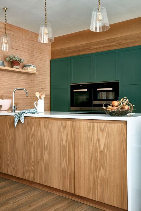 Exposed Oak Kitchen Finish | Naked Kitchens Contemporary Oak Kitchen, Handleless Kitchen Cabinets, Green Kitchen Designs, Kitchen Cabinets Doors, Elegant Doors, Handleless Kitchen, Green Kitchen Cabinets, Shaker Style Kitchens, Shaker Doors