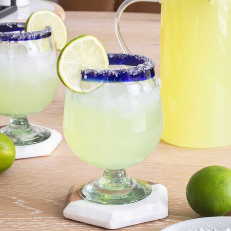 Classic large batch margarita pitchers are perfect for serving a crowd! This classic version is simple and uses fresh ingredients! Batch Margarita Recipe, Large Batch Margarita Recipe, Batch Margaritas, Simple Margarita Recipe, Simple Margarita, Triple Sec Cocktails, Avocado Margarita, Pitcher Of Margaritas, Taco Bar Party