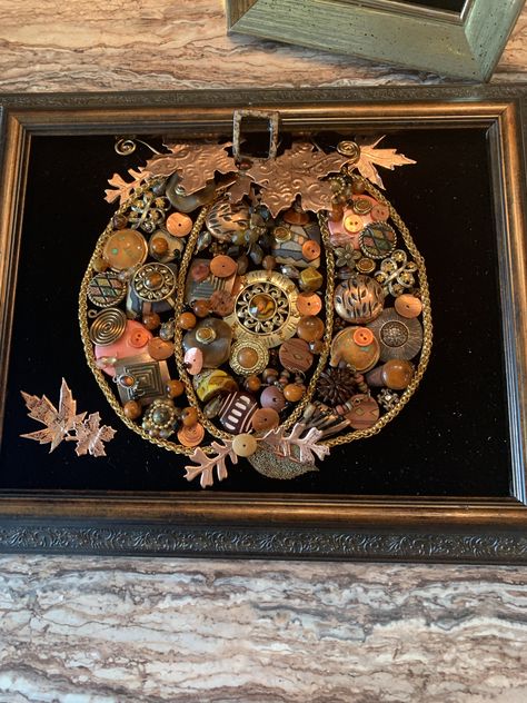 Halloween Jewelry Art Framed, Things To Make With Old Jewelry, Pumpkin Jewelry, Costume Jewelry Crafts, Old Jewelry Crafts, Jewelry Frames, Jewelry Wall, Vintage Jewelry Ideas, Jewelry Christmas Tree