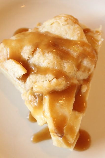 Pioneer Woman's  Easy Caramel Sauce for the flat apple pie Pioneer Woman Apple Pie, Flat Apple Pie, Caramel Apple Pie Recipe, Pioneer Woman Desserts, Easy Caramel Sauce, Caramel Apple Pie Recipes, Ree Drummond Recipes, Easy Caramel, Caramel Recipes Sauce