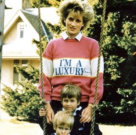 (2) Victoria Arbiter on Twitter: "I’ve never seen this photo of Diana and her boys before. Talk about using fashion to send a message, but she was right. She was the ultimate luxury! https://t.co/4MVx4Wlp21" / Twitter Women's Rowing, Blazer Sweater, Expensive Fashion, Rowing Blazers, Princess Meghan, Diana Fashion, Diana Spencer, Princesa Diana, Lady Diana