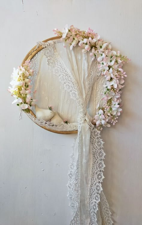 Lace Wreaths Diy, Dekoring Diy, Wreath Techniques, Crafts Wall Hangings, A Girl With Flowers, Lace Wreath, Boho Ornaments, Elegant Wreaths, Shabby Chic Wedding Decor