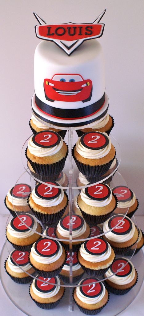 Disney Cars Cupcake Tower | Flickr - Photo Sharing! Disney Cars Cupcakes, Disney Cars Cake, Cars Cupcakes, Car Cakes, Mcqueen Cake, Cars Birthday Cake, Cars Cake, Planes Party, Disney Cars Birthday