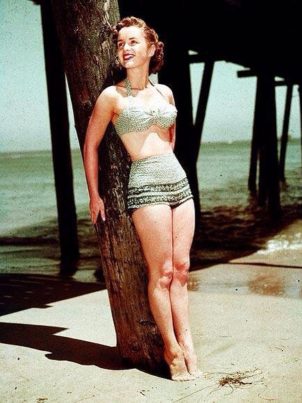 American actress Debbie Reynolds poses in an ultra-cute green two-piece. USA. 1955. Hollywood Vacation, Oud Hollywood, 1950s Swimsuit, Stars D'hollywood, Vintage Bathing Suits, Debbie Reynolds, Vintage Swim, Old Hollywood Stars, Vintage Swimwear