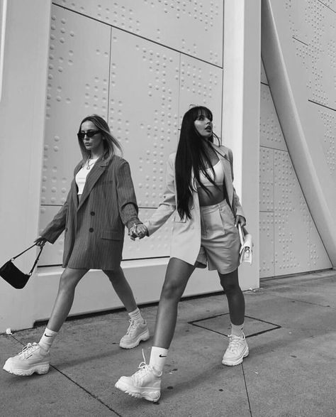 Bff Poses, Mode Editorials, Sisters Photoshoot, Photographie Portrait Inspiration, Shotting Photo, Bff Photoshoot, Photographie Inspo, Foto Casual, Trik Fotografi