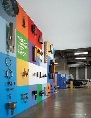 display, color blocks, bulletin boards Display Board Design, Office Graphics, Home Interior Ideas, Office Wall Design, Interactive Walls, Environmental Graphic Design, Office Branding, Museum Displays, Exhibition Display