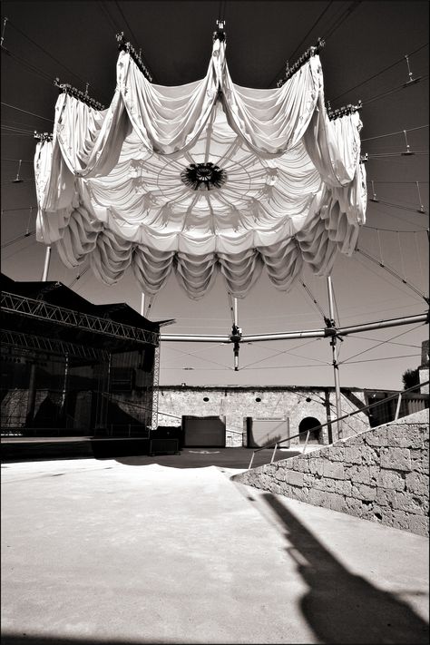 SEFAR Architecture’s TENARA Fabric was used to create a retractable circular shelter over a 21,000 square foot courtyard, protecting the area from unfavorable weather conditions and greatly extending the use of the outdoor space. Courtyard Architecture, Roofing Ideas, Membrane Structure, State Design, Tensile Structures, Temporary Structures, Hokkaido Japan, Roof Architecture, Deck With Pergola