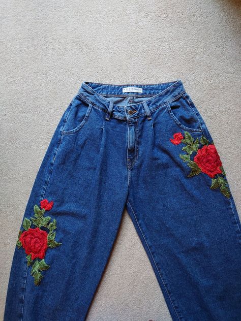 Different Color Roses, Rose Jeans, Fitting Jeans, Diy Embroidery Designs, Roses Drawing, Rose Embroidery, Style Jeans, Love Sewing, Embroidered Jeans