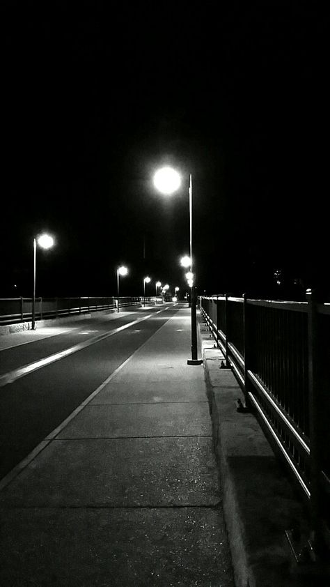 Aesthetic Wallpaper Black, Stone Arch Bridge, Pixel Wallpaper, Black Smile, Street At Night, Black And White Photo Wall, Fotografi Iphone, Most Beautiful Wallpaper, Arch Bridge