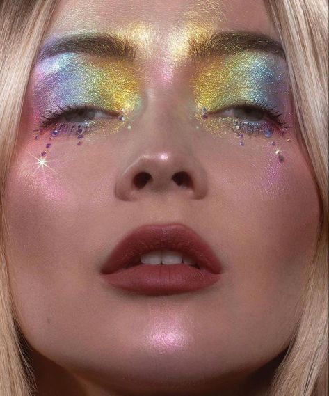 Kaleidoscope Outfit, Kaleidoscope Makeup, Pride Eyeshadow, Creative Eyeshadow, Iridescent Makeup, Rainbow Eyeshadow, Shimmery Eyeshadow, Pride Makeup, Rainbow Makeup