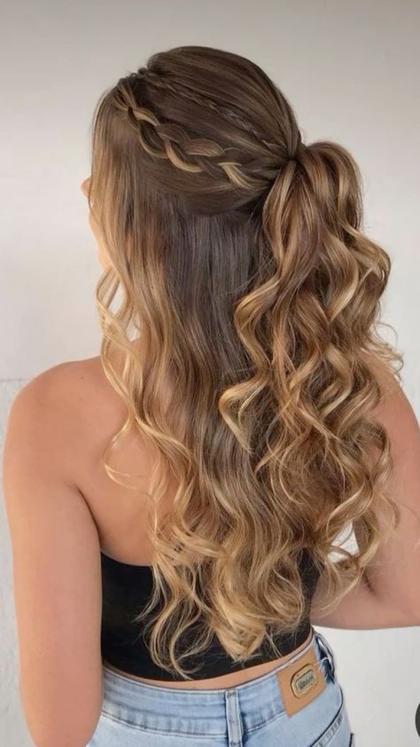 Graduation Hair Medium Length, Grade 8 Grad Hairstyles Simple, Graduation Hair Styles Straight Hair, Grad Hair Updo, Hairstyles For 8th Grade Graduation, Grad Hair Ideas, Hairstyles For Grad, Hair Styles For Graduations, Hair Ideas For Graduation