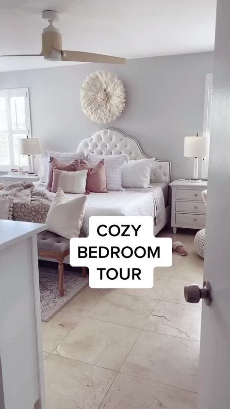 20 Year Old Female Bedroom Ideas, Small Bedroom Ideas For Girls 10-12, Girls Rooms Ideas For 10-year-ol, Clean Girl Aesthetic Befroom, Teen Bedroom Designs, Bedroom Decor Cozy, Design Living Room, Dekorasi Kamar Tidur, Woman Bedroom