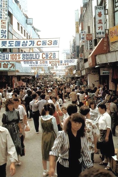 Seoul, South Korea, 1980s. Korea 1980, Namdaemun Market, 1980s Aesthetic, Ancient Korea, Bg Design, Korean History, Asian History, Japan Aesthetic, Korean Aesthetic