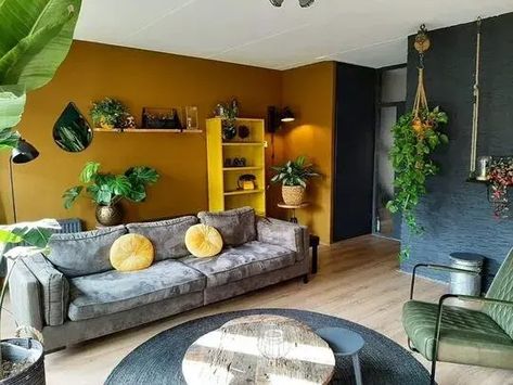 25+ Colors That Go with Yellow for Your House Interior - Architectures Ideas Yellow Walls Living Room, Yellow Accent Walls, Mustard Yellow Walls, Zen Room, Accent Walls In Living Room, Living Room Color Schemes, Small Apartment Decorating, Dressing Room Design, Livingroom Layout