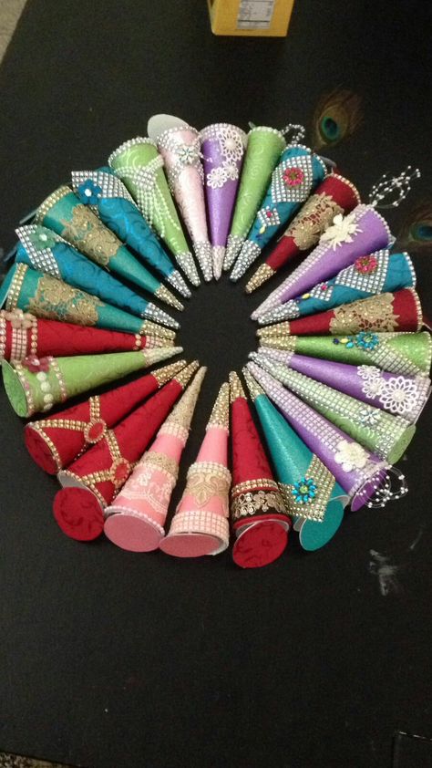 Mehndi rasam, decorated henna cones for diamond jubilee 2017...... houston north jamatkhana Mehndi Cone Decoration, Mehndi Rasam, Mehendi Cone, Wedding Card Decorations, Wedding Trays, Mehndi Cone, African Inspired Jewelry, Pooja Thali, Henna Cones