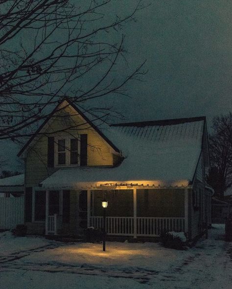 Midwest Gothic Winter, Liminal Suburb, Midwest Emo, American Gothic, Gothic Aesthetic, Winter Aesthetic, Winter Time, Art Reference Photos, Small Town