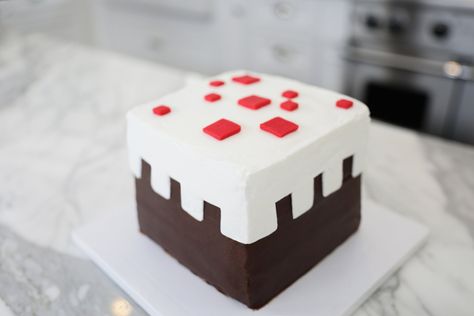 Minecraft Cake DIY – Rosanna Pansino Minecraft Pig Cake, Diy Minecraft Cake, Nerdy Food, Three Layer Cake, Red Fondant, Creeper Cake, Minimalist Cakes, Minecraft Food, Nerdy Nummies