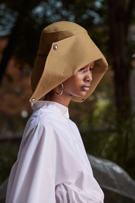 Lanvin Spring 2020 Ready-to-Wear Fashion Show Details: See detail photos for Lanvin Spring 2020 Ready-to-Wear collection. Look 60 Headwear Fashion, Fascinator Hats, Outfits With Hats, Turbans, Fashion 2020, Vogue Paris, Summer Hats, Fashion Details, Lanvin