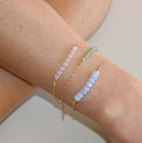 Gemstone Gold Bracelet, Bead Bracelet Packaging Ideas, Dainty Crystal Bracelet, Bead And Chain Bracelet, Chain And Bead Bracelet, Diy Handmade Bracelets, Dainty Gemstone Bracelets, Diy Chain Bracelets, Crystal Bracelets Diy