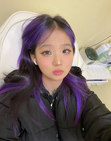 2 Hair Colors Ideas, Purple Tips Hair, Streaks Hair, Purple Hair Streaks, Kpop Hair Color, Hair Colors Ideas, Pink Purple Hair, Pink Hair Dye, Color Streaks