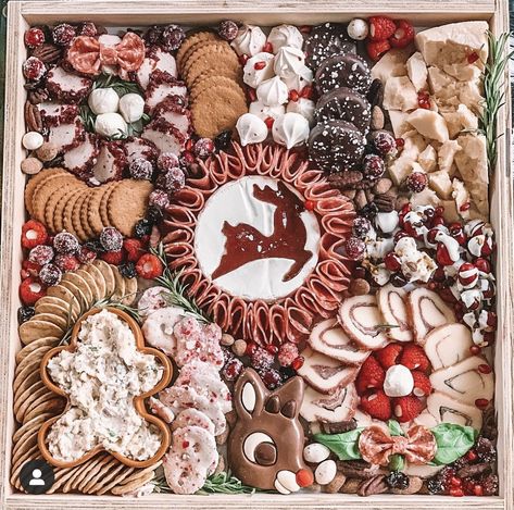 Gingerbread House Charcuterie Board, Reindeer Charcuterie Board, Christmas Themed Charcuterie Board, Xmas Charcuterie, Graze Boards, Christmas Charcuterie Boards, Charcuterie Christmas, Honey Brie, Charcuterie Business