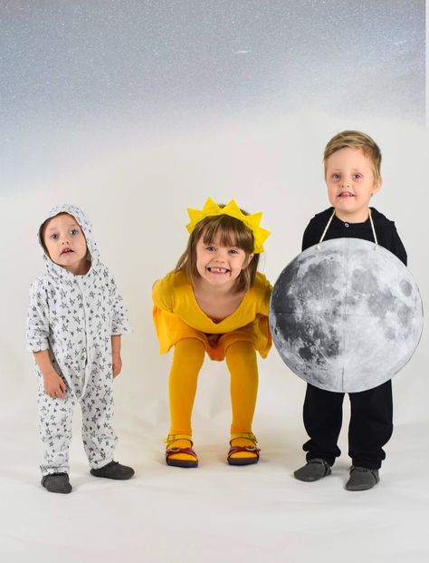 My sun, my moon and all my stars Simple DIY Halloween costume Moon Themed Outfits, Moon Costume Diy, Sun And Moon Halloween, Dyi Costume, Sun And Moon Costume, Outer Space Costume, Space Costume, Halloween Food Crafts, Space Costumes