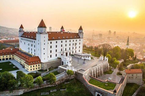 Stowacja Bratislava Slovakia, Danube River, Voyage Europe, Destination Voyage, Garden Tours, A Castle, Central Europe, Bratislava, Salzburg