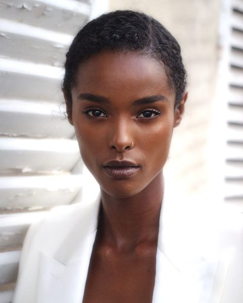 Eyebrows Natural, Eyeliner And Mascara, Virgo Rising, Dark Eyebrows, Light Brow, Light Foundation, Brown Skin Makeup, African Models, Natural Eyebrows