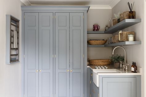 Utility Room Projects - Humphrey Munson Humphrey Munson Kitchen, Classic English Kitchen, Humphrey Munson, Kitchen Cabinetry Design, Built In Shelves Living Room, Bespoke Kitchen Design, Cabinetry Design, Kitchen Views, Boot Room