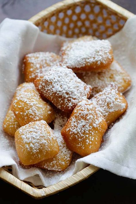 Beignets New Orleans dusted with powdered sugar. Beignets Recipe Easy, New Orleans Beignets Recipe, Beignets Easy, New Orleans Beignets, Beignet Recipe, New Orleans Recipes, Rasa Malaysia, Nice Recipes, Dessert Party