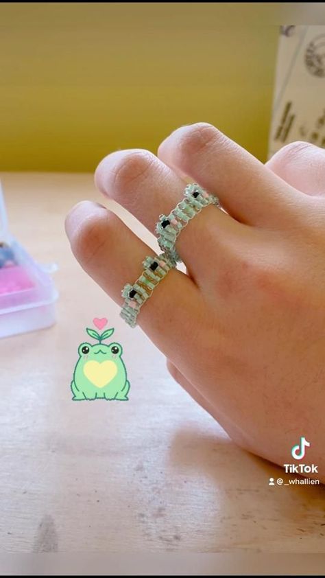 Tutorial for the ✨advancedfrog ring Frog Ring, Diy Beaded Rings, Ring Tutorial, Diy Jewelry Unique, Beaded Necklace Diy, Bead Charms Diy, Diy Bracelet Designs, Diy Bracelets Patterns, Beads Bracelet Design