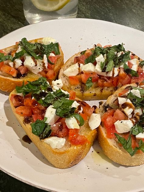 Bruchetta Aesthetic, Bruschetta Aesthetic, Foods Aesthetic, Simple Family Meals, Healthy Food Motivation, Food Obsession, Interesting Food Recipes, Pretty Food, Food Cravings