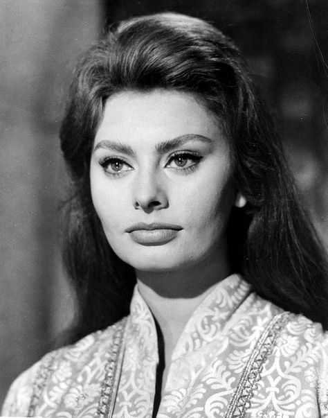 How The Ideal Beauty Standard For Women Has Changed In Hollywood, By The Decade Sofia Loren Hair, Evening Hair, Dru Hill, Carlo Ponti, Italian Girl, Classic Film Stars, Sofia Loren, Vlasové Trendy, Ideal Beauty