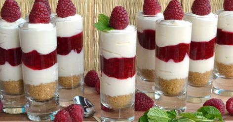 Chocolate Cheesecake Shooters, Rasberry Cheesecake, Cheesecake Shooters, Shot Glass Desserts, Coconut Hot Chocolate, White Chocolate Raspberry Cheesecake, Mason Jar Desserts, Dessert Shooters, Cheesecake In A Jar