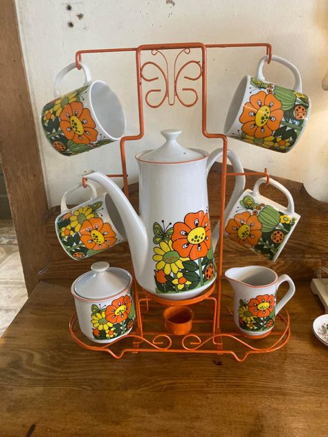 Mug Display Ideas, Groovy Room, Autumn Living Room, Retro Glassware, 1970s Decor, Mug Display, 70s Decor, 70s Home Decor, Happy Kitchen