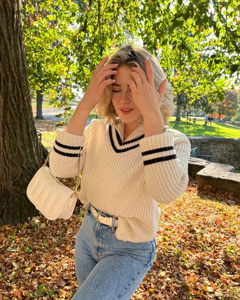 Cream Vneck Sweater Outfit, Fall Outfits White Button Down, Old Money Jumper Outfit, Cream Jersey Outfit, Preppy White Outfit, White And Blue Sweater Outfit, Preppy With An Edge Aesthetic, Preppy Female Outfits, Old Money College Outfits Women