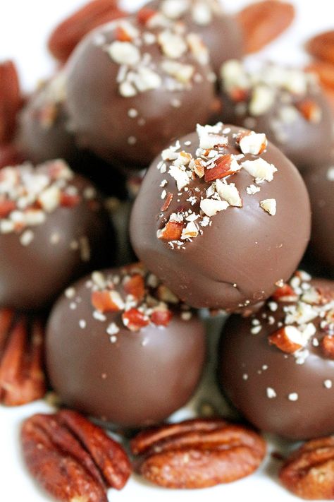 Pecan Truffles, Chocolate Pecans, Brownie Vegan, Mint Cheesecake, Dessert Truffles, Caramel Truffle, Chocolate Chip Cheesecake, Popular Food, Homemade Sweets