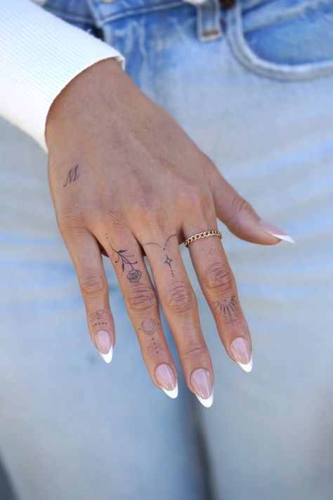 Small Tattoo Placement, Cute Finger Tattoos, Small Girly Tattoos, Small Finger Tattoos, Finger Tattoo For Women, Hand And Finger Tattoos, Small Pretty Tattoos, Petite Tattoos, Tasteful Tattoos