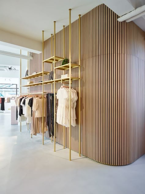 Boutique Layout, Fashion Retail Interior, Store Shelves Design, Clothing Store Interior, Clothing Store Design, Retail Interior Design, Store Design Boutique, Showroom Interior Design, Boutique Decor