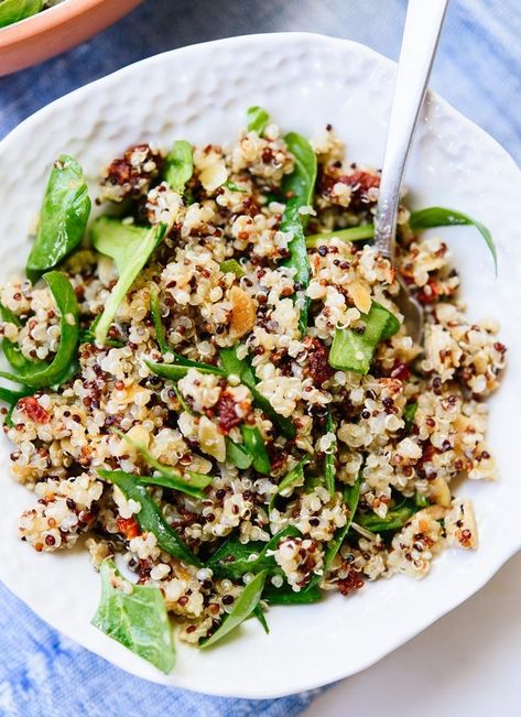 Simple sun-dried tomato, quinoa and spinach salad - cookieandkate.com Quinoa And Spinach, Quinoa Spinach Salad, Chickpea Quinoa, Quinoa Spinach, Tomato Spinach, Quinoa Salat, Sundried Tomato, Quinoa Healthy, Quinoa Salad Recipes