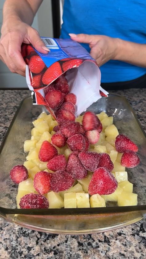 Pineapple Dessert Easy, Frozen Strawberry Desserts, Strawberry Cobbler Recipes, Strawberry Recipes Easy, Cobbler Recipes Easy, Dry Cake, Pineapple Dessert Recipes, Pineapple Desserts, Pineapple Chunks